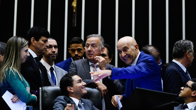 O senador Confúcio Moura (de terno azul) celebra a aprovação do relatório
(Roque de Sá/Agência Senado)