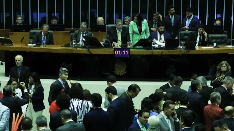 Brasília (DF) 18/12/2024 - Câmara dos Deputados durante sessão plenária semipresencial para apreciar e votar os destaques apresentados ao projeto de lei complementar (PLP 210/2024) (Foto Lula Marques/ Agência Brasil)