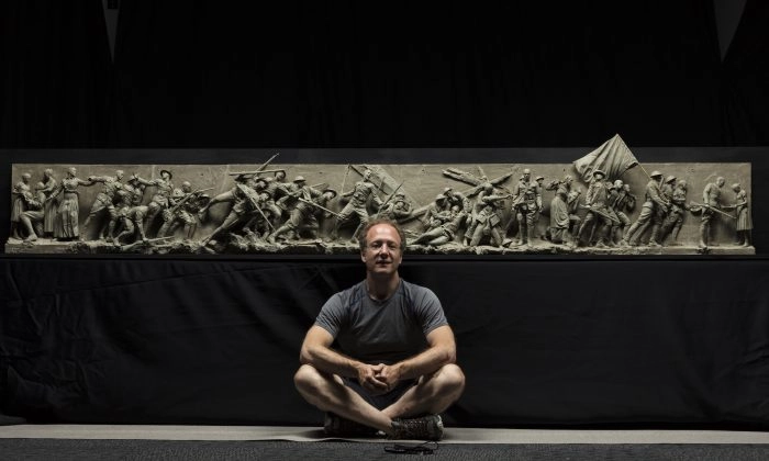 O escultor Sabin Howard senta-se com a maquete que criou para "A Soldier's Journey", o componente escultórico do Memorial Nacional da Primeira Guerra Mundial que foi inaugurado em Washington em 13 de setembro de 2024 (Cortesia de Sabin Howard)
