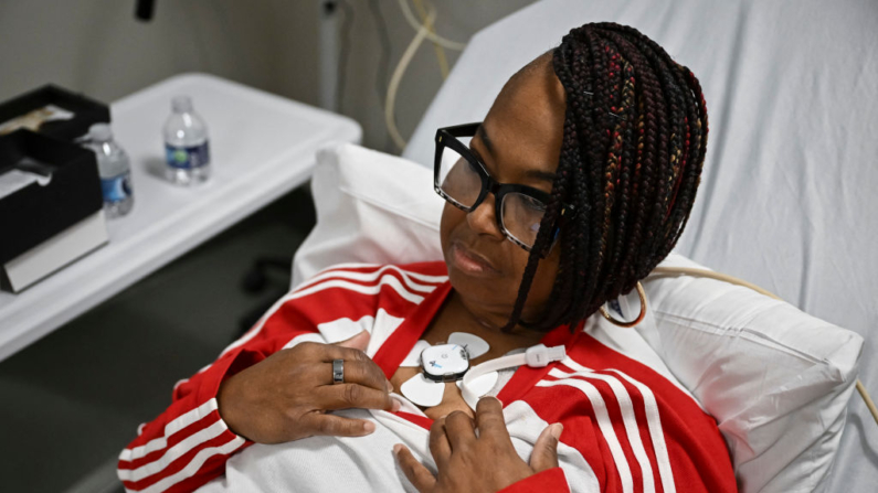 Towana Looney, 53 anos, que recebeu um rim de porco com edição genética, passa por testes médicos na NYU Langone Health em 11 de dezembro de 2024 em Nova Iorque (Foto: ANGELA WEISS/AFP via Getty Images)