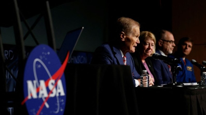 O administrador da NASA, Bill Nelson, fala durante uma coletiva de imprensa sobre a campanha Artemis da agência no James E. Webb Auditorium na sede da NASA em Washington, DC, em 5 de dezembro de 2024 (Foto: AMID FARAHI/AFP via Getty Images)