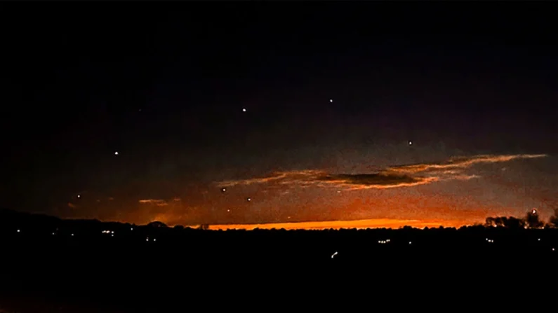 O céu noturno e pontos de luz perto de Lebanon Township, N.J., em 5 de dezembro de 2024. (Trisha Bushey via AP)
