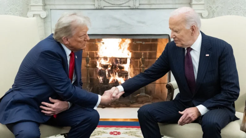 O presidente Joe Biden aperta a mão do presidente eleito Donald Trump durante uma reunião no Salão Oval da Casa Branca em Washington em 13 de novembro de 2024 (Saul Loeb/AFP via Getty Images)