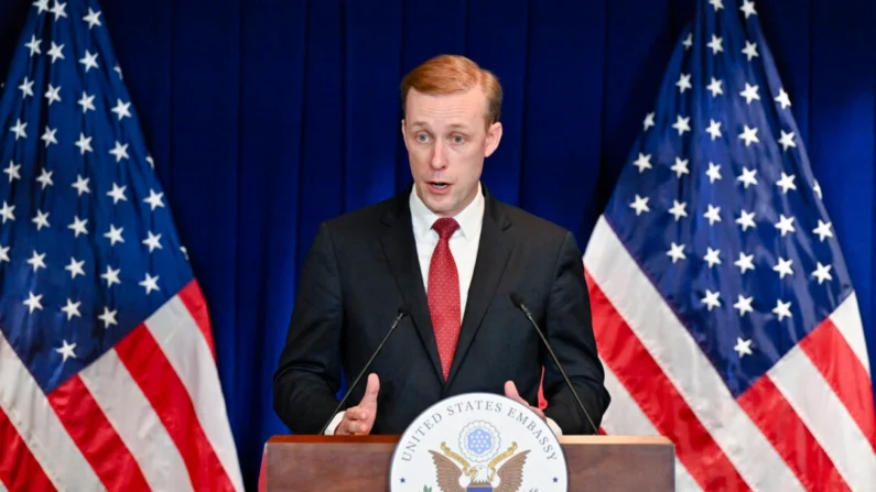 O conselheiro de segurança nacional dos EUA, Jake Sullivan, fala durante uma entrevista coletiva na Embaixada dos EUA em Pequim em 29 de agosto de 2024. (Adek Berry/AFP via Getty Images)
