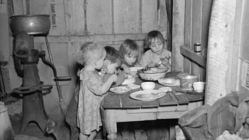 Crianças de Iowa comendo batatas, repolho e torta na ceia de natal durante a Depressão, 1936. (Biblioteca do Congresso/Domínio público)