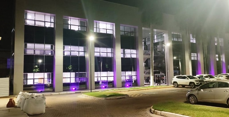 Fachada da sede do Tribunal de Justiça de Mato Grosso (TJMT), em Cuiabá (MT), foi iluminada com a cor roxa em alusão à Campanha Adotar é Amor em 2022 (Foto: Reprodução/TJMT)