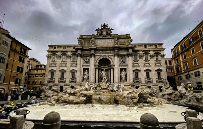 A Fontana de Trevi sem os andaimes que haviam sido erguidos para o trabalho de restauração em Roma, Itália, em 19 de dezembro de 2024. A Fonte de Trevi do século 18 foi limpa antes do Santo Jubileu do Vaticano de 2025 (EFE/EPA/LUCIANO DEL CASTILLO)