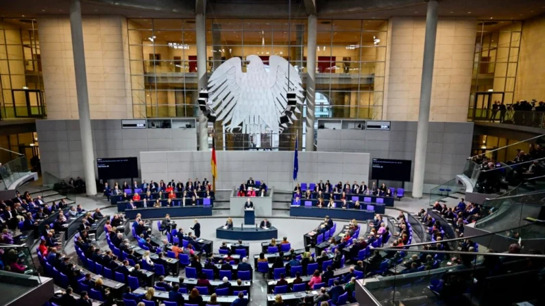 Uma visão geral mostra o chanceler alemão Olaf Scholz (centro) discursando no Bundestag (Câmara Baixa do Parlamento) em Berlim, em 16 de dezembro de 2024, antes de um voto de desconfiança contra ele (John Macdougall/ AFP via Getty Images)