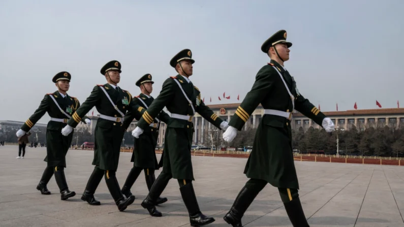 Membros de uma guarda de honra do Exército de Libertação Popular marcham na Praça da Paz Celestial após a sessão de encerramento da Conferência Consultiva Política do Povo Chinês no Grande Salão do Povo em Pequim em 10 de março de 2024 (Kevin Frayer/Getty Images)
