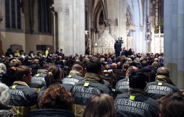 Bombeiros participam de um serviço memorial ecumênico na Catedral de Magdeburg após um ataque com veículo no mercado de Natal, em Magdeburg, Alemanha, em 21 de dezembro de 2024 (EFE/EPA/FILIP SINGER)