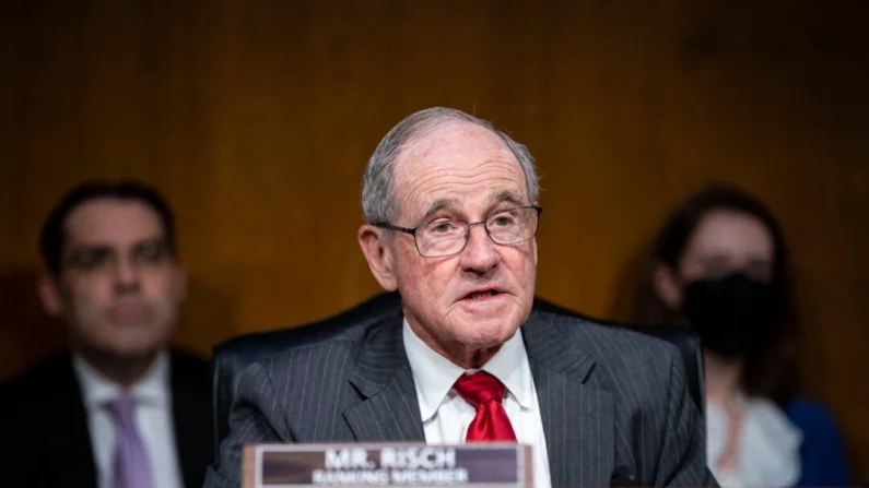 O senador Jim Risch (R-Idaho) fala em uma audiência do Comitê de Relações Exteriores do Senado sobre "Revisão da Solicitação de Orçamento do Departamento de Estado para o AF2023" em Washington, em 26 de abril de 2022. (Al Drago/POOL/AFP via Getty Images)
