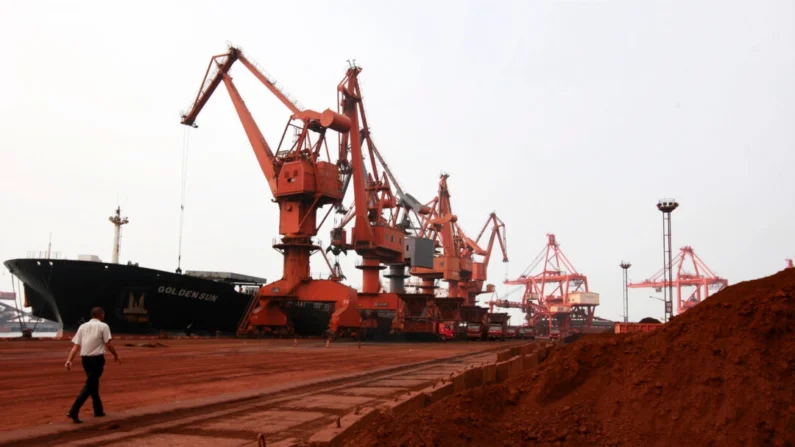 Solo contendo vários elementos de terras raras para exportação em um porto em Lianyungang, China, em uma foto de arquivo. (STR/AFP via Getty Images)