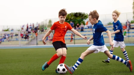 Nem todo exercício é igual: esportes em equipe podem melhorar a cognição das crianças