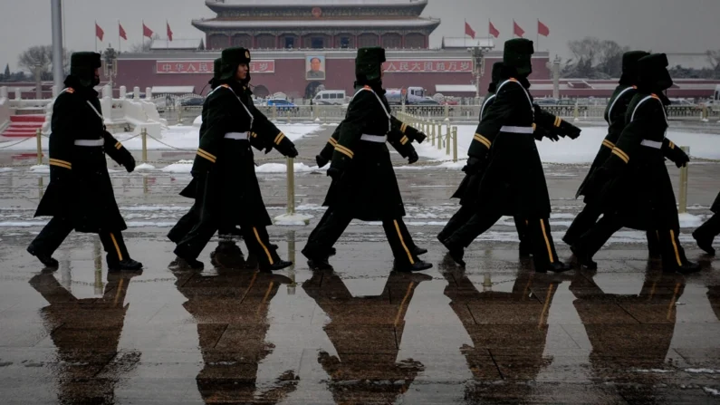 A polícia paramilitar chinesa marcha na Praça Tianamen, em Pequim, em foto de arquivo (Frederic J. Brown/AFP via Getty Images)
