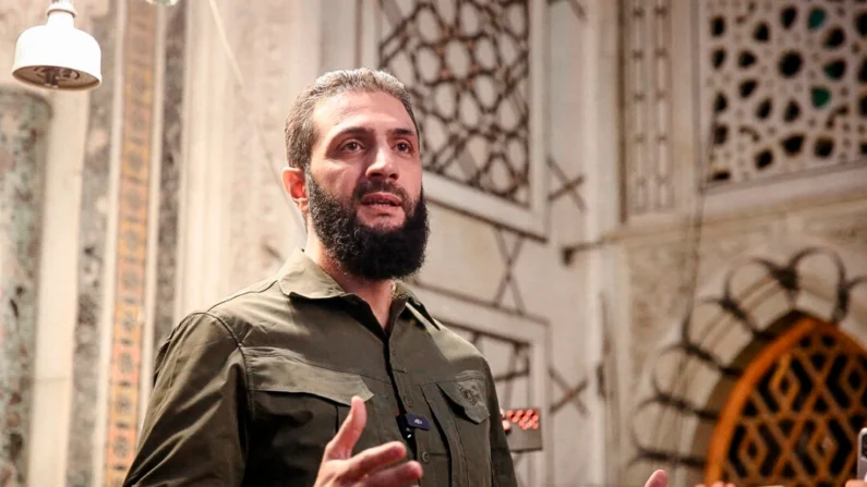 O líder do islamista sírio Hayat Tahrir al-Sham (HTS) Ahmed al-Sharaa, dirige-se a uma multidão na mesquita Umayyad em Damasco, Síria, em 8 de dezembro de 2024. (Aref Tammawi/AFP)