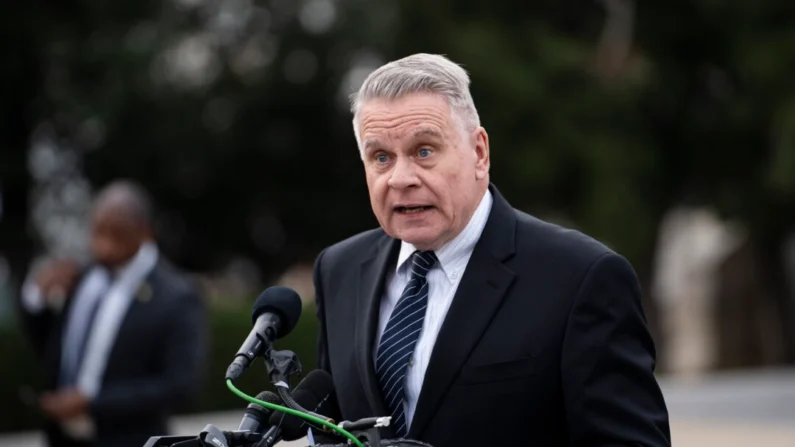 O deputado Chris Smith (RN.J.) fala durante uma conferência de imprensa sobre Hong Kong na House Triangle no Capitólio, em Washington, em 19 de novembro de 2024 (Madalina Vasiliu/Epoch Times)