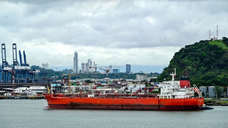 Um navio-tanque entra no Canal do Panamá pelo lado do Pacífico em 25 de outubro de 2024. (Martin Bernetti/AFP via Getty Images)
