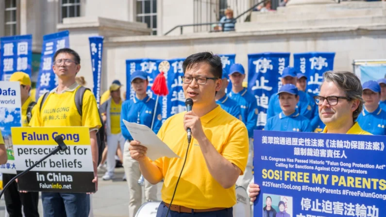 O praticante do Falun Gong Ding Lebin falando em um evento que marca os 25 anos de perseguição do PCCh na Trafalgar Square, centro de Londres, em 20 de julho de 2024. (Yanning Qi/Epoch Times)
