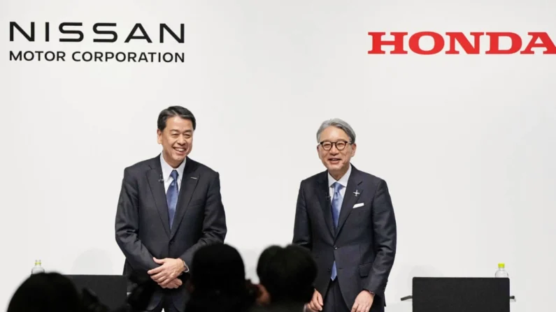 O presidente-executivo da Nissan, Makoto Uchida (E), e o presidente da Honda, Toshihiro Mibe, participam de uma coletiva de imprensa conjunta em Tóquio em 15 de março de 2024. (Notícias Kyodo via AP)