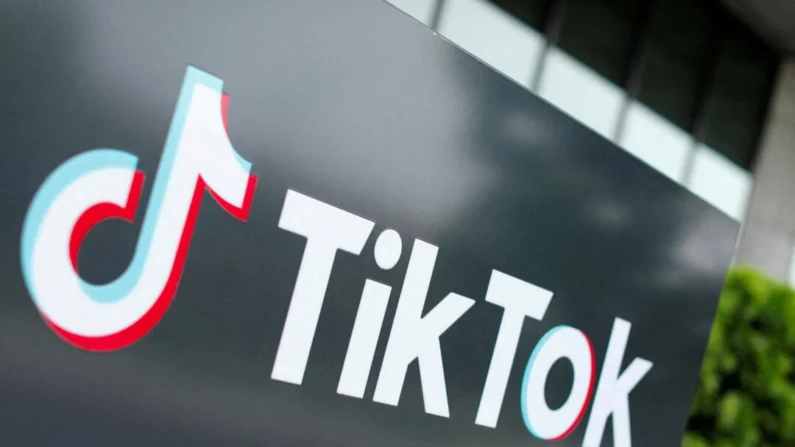 O logotipo do TikTok é retratado do lado de fora da sede da empresa nos EUA em Culver City, Califórnia, em 15 de setembro de 2020. (Mike Blake/Reuters)
