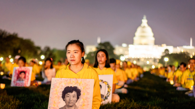 Praticantes do Falun Gong participam de uma vigília à luz de velas em memória daqueles que morreram devido à perseguição do Partido Comunista Chinês, no National Mall em Washington em 20 de julho de 2023. (Samira Bouaou/Epoch Times)
