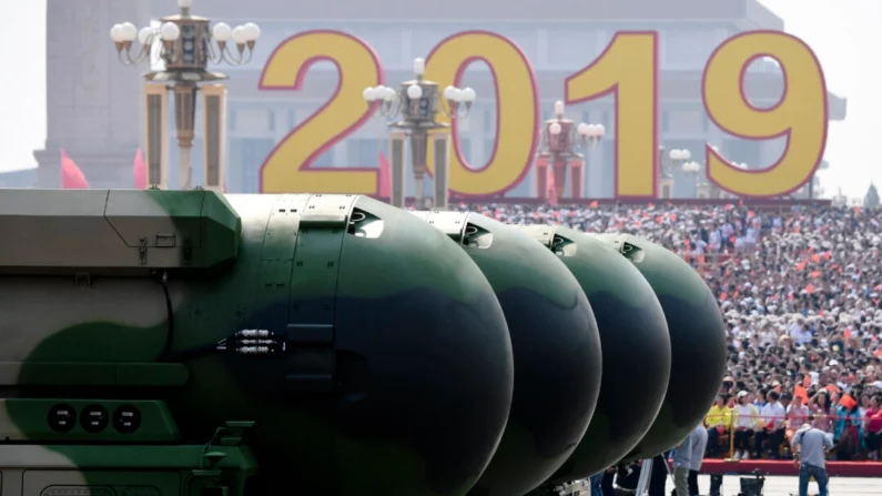 Mísseis balísticos intercontinentais com capacidade nuclear DF-41 do regime chinês durante um desfile militar na Praça Tiananmen para marcar o 70º aniversário da fundação da República Popular da China, em Pequim, em 1º de outubro de 2019. Greg Baker/AFP via Getty Images
