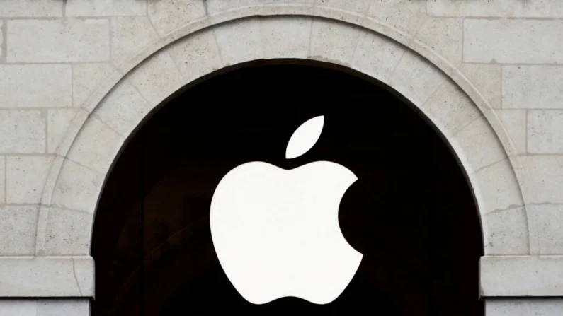 O logotipo da Apple é visto na loja da Apple no Marche Saint Germain em Paris, França, em 15 de julho de 2020 (Gonzalo Fuentes/Reuters)
