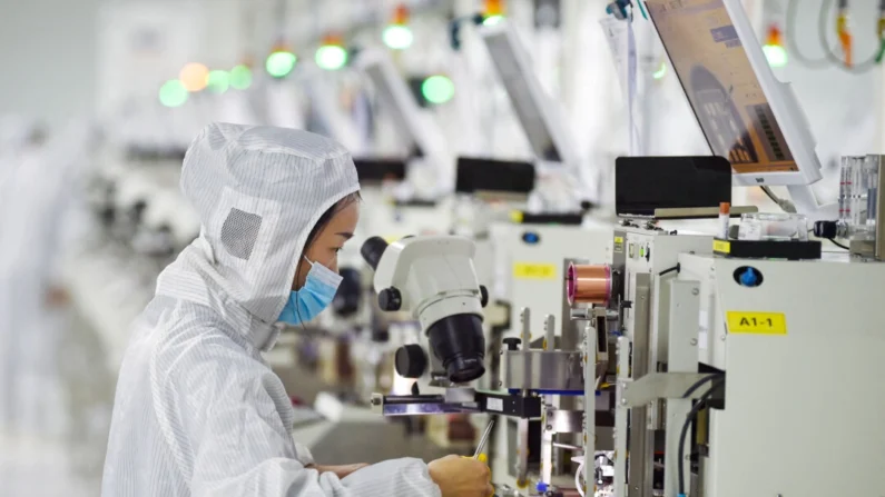 Um trabalhador produzindo chips semicondutores em uma oficina em Suqian, China, em 28 de fevereiro de 2023. (STR/AFP via Getty Images)
