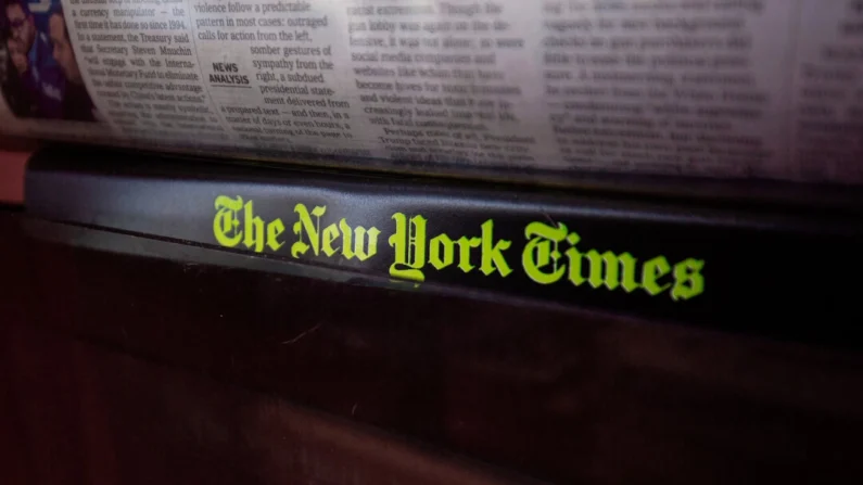 O logotipo do New York Times é visto em uma banca de jornais em uma loja de conveniência em Washington em 6 de agosto de 2019. (Alastair Pike/AFP via Getty Images)