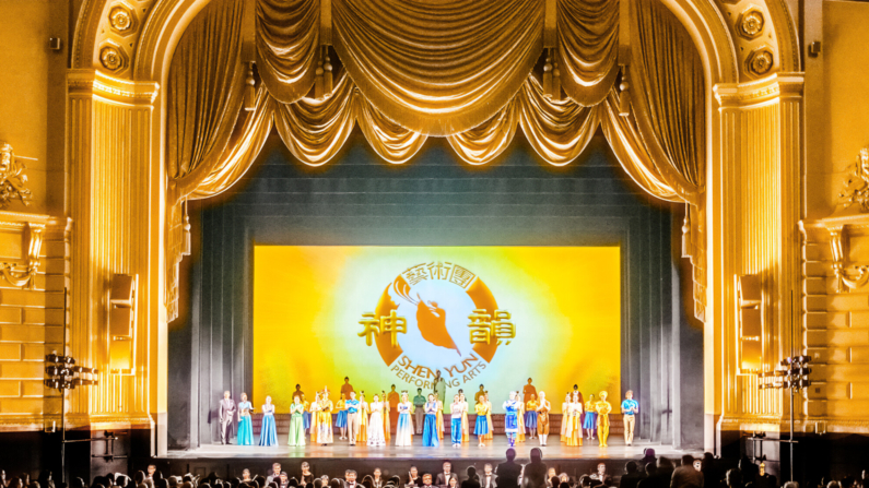 Uma chamada de cortina para o Shen Yun Performing Arts no War Memorial Opera House em São Francisco em 10 de janeiro de 2016 (Leo Timm/Epoch Times)