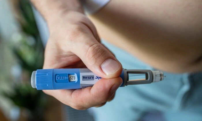 Um homem prepara uma injeção para controlar os níveis de açúcar no sangue (myskin/shutterstock)
