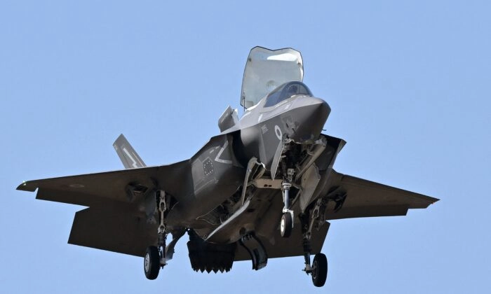 Um jato de combate Lockheed Martin F-35 participa de uma exibição de vôo no Farnborough Airshow em Farnborough, Reino Unido, em 19 de julho de 2022. Justin Tallis/AFP via Getty Images
