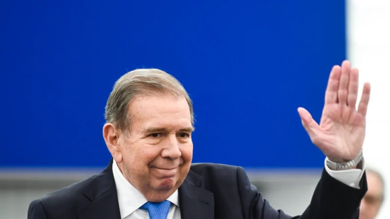 Edmundo González Urrutia, da Venezuela, acena para o Parlamento Europeu em Estrasburgo, França, em 17 de dezembro de 2024. (Foto de Pascal Bastien/AP)