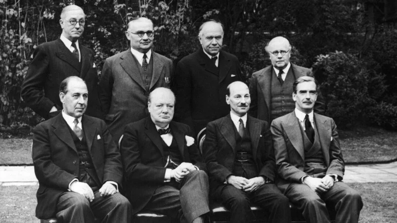 O Gabinete de Guerra no número 10 da Downing Street, em Londres, em 15 de outubro de 1941. Em pé, o segundo a partir da direita na fileira de trás é Lord Beaverbrook, Ministro da Produção de Aeronaves, enquanto o Primeiro Ministro Winston Churchill está sentado, o segundo a partir da esquerda na fileira da frente (AP Photo/File)