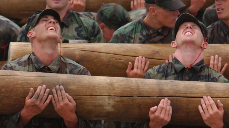 Alunos do Navy SEAL passam por treinamento físico em Coronado, Califórnia, em 22 de junho de 2003 (Segundo imediato de fotógrafo de 2ª classe Eric S. Logsdon/Marinha dos EUA via Getty Images)