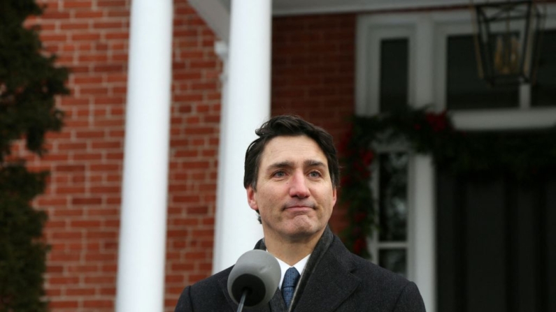 O primeiro-ministro canadense Justin Trudeau fala durante uma coletiva de imprensa em Rideau Cottage, em Ottawa, Canadá, em 6 de janeiro de 2025. Trudeau anunciou sua renúncia, dizendo que deixará o cargo assim que o partido liberal no poder escolher um novo líder (Foto de DAVE CHAN/AFP via Getty Images)