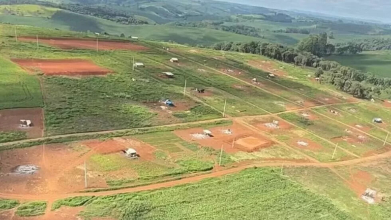 Cerca de 60 casas foram destruídas pelas chamas (Imagem: Reprodução/Polícia Militar)