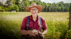 Conheça Joel Salatin, líder em agricultura regenerativa e autodenominado “fazendeiro lunático”