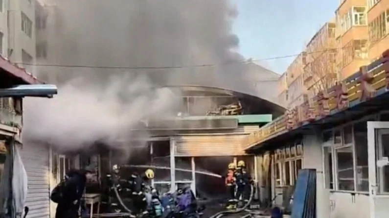 Bombeiros trabalham em um local após um incêndio em um mercado de vegetais em Zhangjiakou, Hebei, China, em 4 de janeiro de 2025, em uma imagem de vídeo. (Mídia social via Reuters)