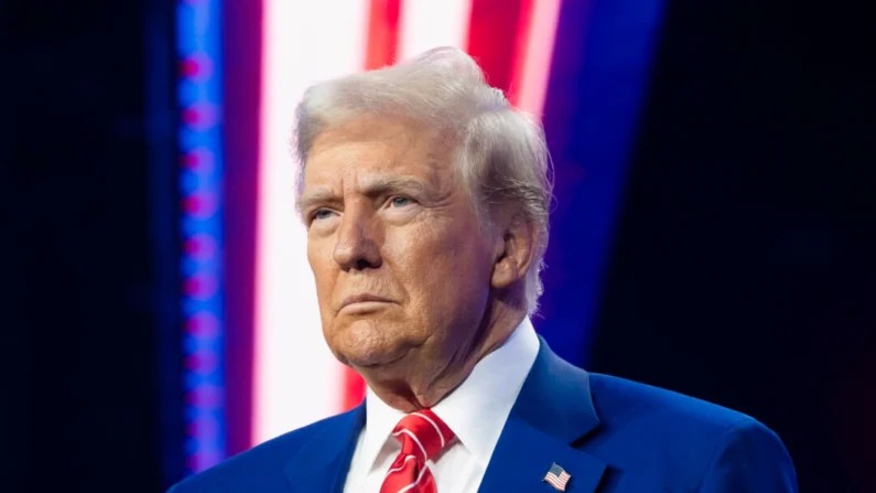 O presidente eleito Donald Trump observa durante o AmericaFest da Turning Point USA no Phoenix Convention Center em Phoenix, Arizona, em 22 de dezembro de 2024 (Rebecca Noble/Getty Images)