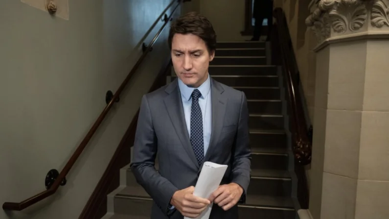 O primeiro-ministro Justin Trudeau fala com repórteres antes da convenção política, em Ottawa, em 29 de novembro de 2023. (The Canadian Press/Adrian Wyld)