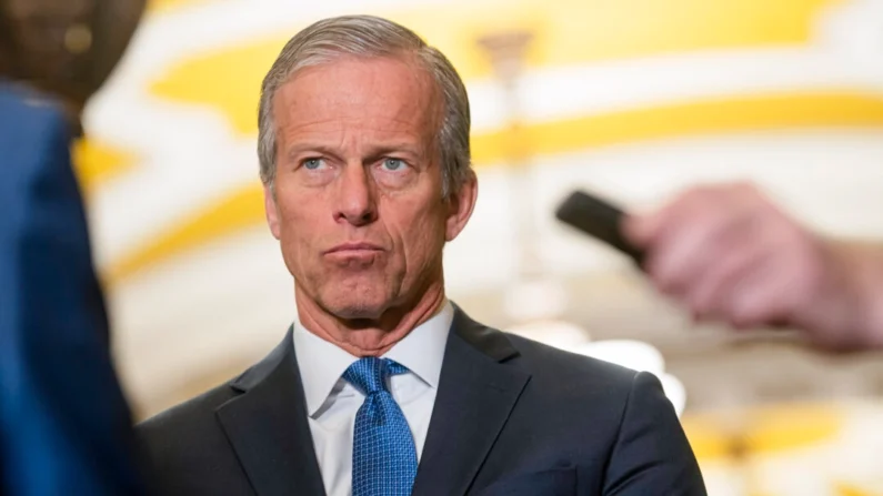 O senador John Thune (R-S.D.) fala à mídia durante a coletiva de imprensa semanal da Liderança Republicana do Senado no Capitólio dos EUA em 13 de dezembro de 2022. (Nathan Howard/Getty Images)
