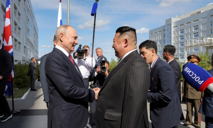 O líder norte-coreano Kim Jong Un se reúne com o líder russo Vladimir Putin no Cosmódromo Vostochny, no Oblast de Amur, na região do Extremo Oriente da Rússia, em 13 de setembro de 2023. (KCNA via Reuters)
