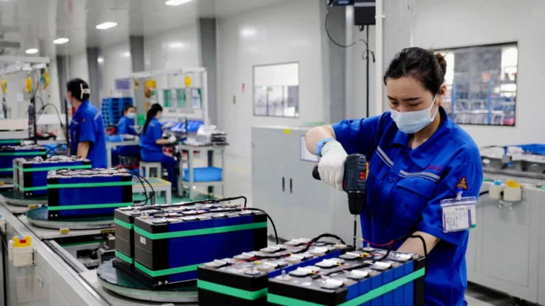 Funcionários trabalham em uma fábrica que produz baterias de lítio para exportação em Huaibei, província de Anhui, China, em 11 de junho de 2024. (STR/AFP via Getty Images)
