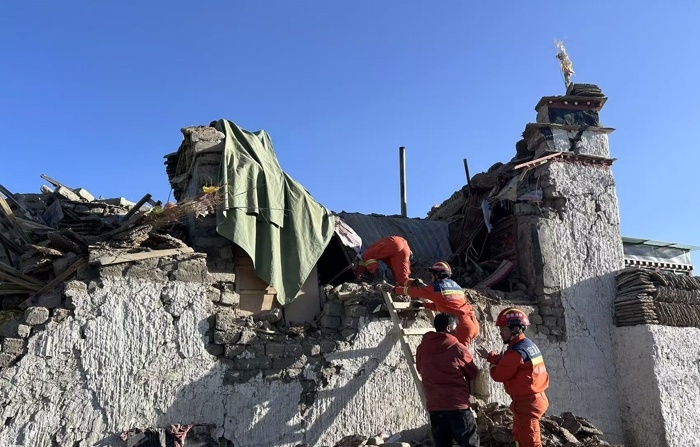 Membros de equipes de resgate trabalham em uma área afetada pelo terremoto no município de Changsuo, em Dingri, em Shigatse, Região Autônoma de Xizang, no sudoeste da China, em 07 de janeiro de 2025 (EFE/EPA/XINHUA/Jigme Dorje CHINA OUT / UK AND IRELAND OUT)