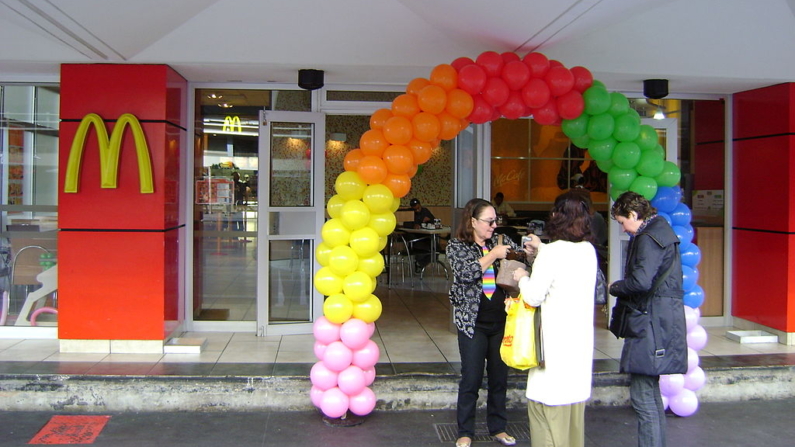 McDonald's durante Orgulho Gay em 2009 em São Paulo (Foto: Reprodução/Luiz30)