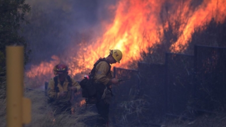 Incêndio florestal catastrófico força evacuações em Los Angeles