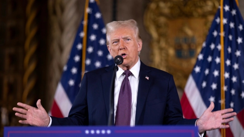 O presidente eleito Donald Trump fala a membros da mídia durante uma coletiva de imprensa no Mar-a-Lago Club em Palm Beach, Flórida, em 7 de janeiro de 2025. (Imagens de Scott Olson/Getty)