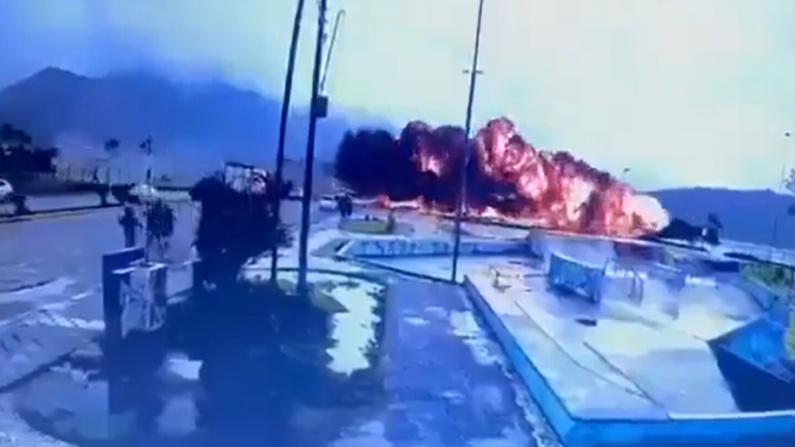 A aeronave, que transportava cinco pessoas — três adultos e duas crianças —, explodiu ao tocar a areia (Imagem: captura de vídeo/X via @reportersalles)