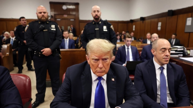 O presidente eleito Donald Trump sentado no tribunal do Tribunal Criminal de Manhattan, na cidade de Nova Iorque, em 30 de maio de 2024. (Michael M. Santiago/Getty Images)